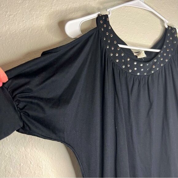 American rag cold shoulder top. Great condition. Medium - Picture 1 of 4